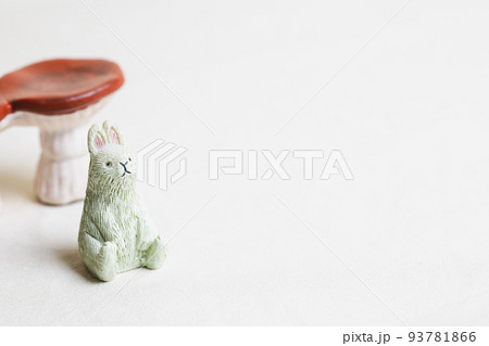 ひとりぼっちのウサギ 写真素材 ひとりぼっちのウサギ 写真素材 93781866