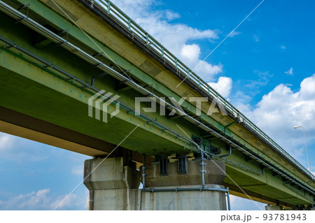 見上げる橋の裏側 メンテナンスの跡 埼玉県道12号 太郎衛門橋　a-1  93781943