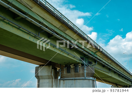 見上げる橋の裏側 メンテナンスの跡 埼玉県道12号 太郎衛門橋　a-2 ライトトーン 93781944