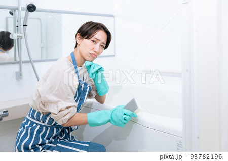 風呂掃除するミドル女性（家事・家事代行・清掃業者・考える） 93782196