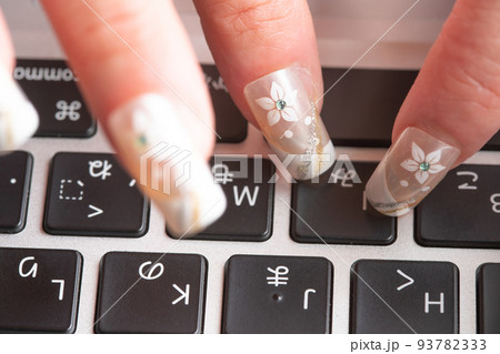 ネイルをして働く女性の手元 93782333