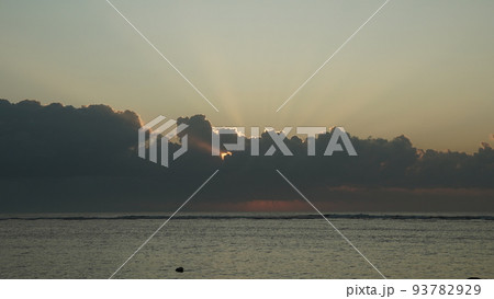 日の出･夜明け　バリ島サヌールビーチの夜明け 93782929