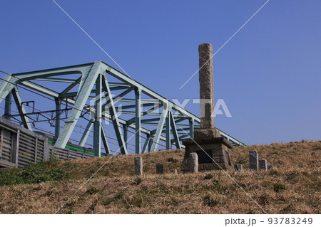 埼玉県栗橋町の利根川堤防に建つ明治天皇行幸記念碑 93783249