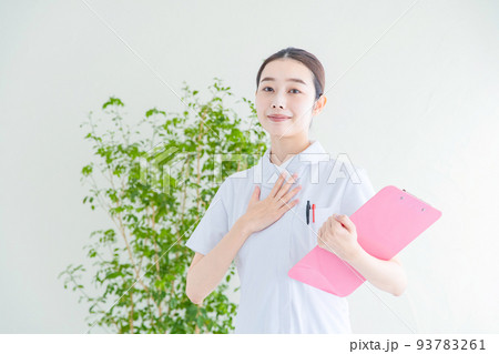 胸をなでおろす白衣の女性 胸をなでおろす白衣の女性 93783261