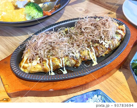 鉄板にのった居酒屋のとん平焼き 鉄板にのった居酒屋のとん平焼き 93783694