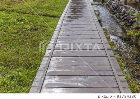白川郷 水路 板 道 石垣 合掌造り 世界文化遺産 飛騨高山 板壁 晩夏 白川郷 水路 板 道 石垣 合掌造り 世界文化遺産 飛騨高山 板壁 晩夏 93784330