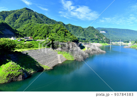 八ッ場大橋／八ツ場あがつま湖より川原湯温泉、丸岩大橋方面を望む(群馬県長野原町)【2022.8】 93784383