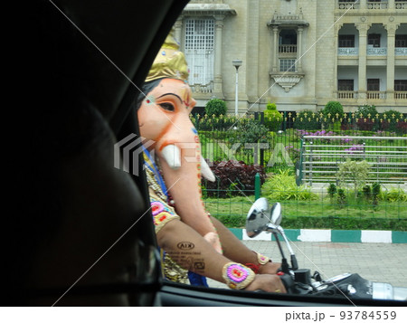バイクを運転するインドの神 バイクを運転するインドの神 93784559