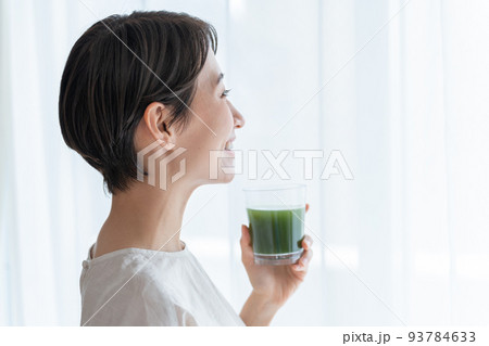 青汁を飲むミドル女性（健康・ヘルスケア） 93784633