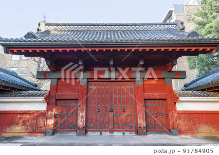 東京都文京区　東京大学本郷キャンパス　重要文化財の赤門 93784905