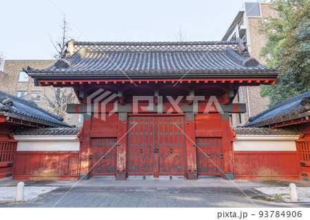 東京都文京区　東京大学本郷キャンパス　重要文化財の赤門 93784906