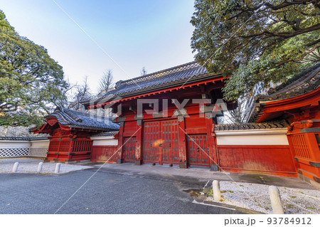 東京都文京区　東京大学本郷キャンパス　重要文化財の赤門 93784912
