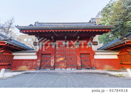 東京都文京区　東京大学本郷キャンパス　重要文化財の赤門 93784918