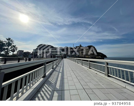 江の島へと続く江の島大橋 93784958