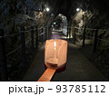 ろうそくの灯りを頼りにすすむ岩屋洞窟 93785112