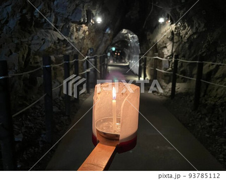 ろうそくの灯りを頼りにすすむ岩屋洞窟 93785112