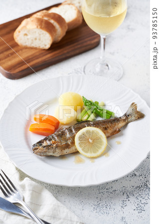 ニジマスのムニエル 93785150