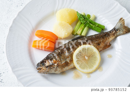 ニジマスのムニエル 93785152