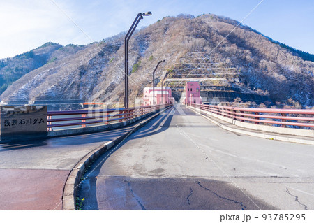 青森県黒石市　浅瀬石川ダムの堤体上の道路 93785295