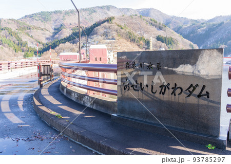 青森県黒石市　浅瀬石川ダムの堤体上の道路 93785297