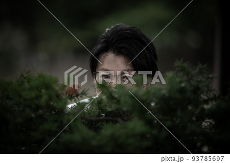 怪しい男　suspicious man 93785697