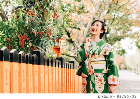 京都の街を観光する着物の女性 93785705