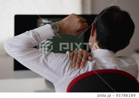デスクワークに疲れるミドル男性 デスクワークに疲れるミドル男性 93786189