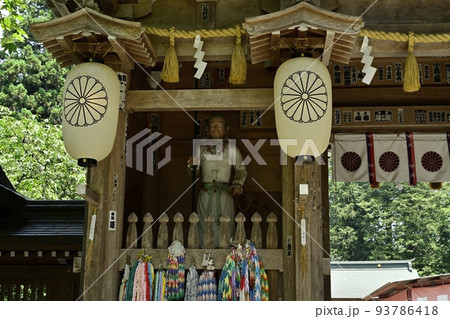 会津美里町の伊佐須美神社の楼門に大毘古命の像 93786418