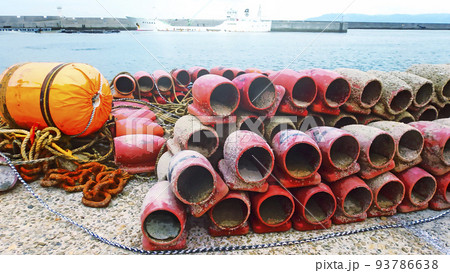 漁港の風景 蛸漁の準備と水揚船【横構図】 漁港の風景 蛸漁の準備と水揚船【横構図】 93786638