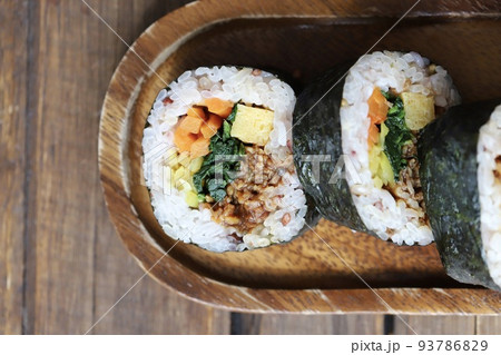 雑穀米で作ったプルコギキンパ　韓国海苔巻き 93786829