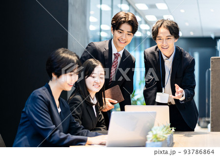 ミーティングで談笑するビジネスパーソン 93786864