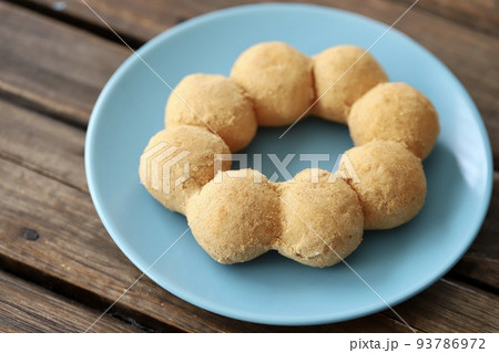 もちもち食感のポンデきな粉ドーナツ 93786972