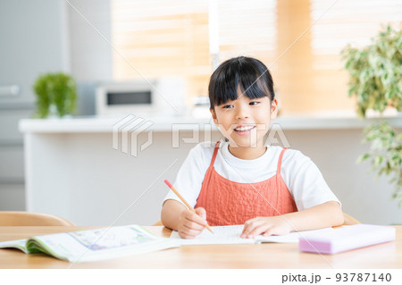 リビングで勉強をする小学生の女の子 リビングで勉強をする小学生の女の子 93787140