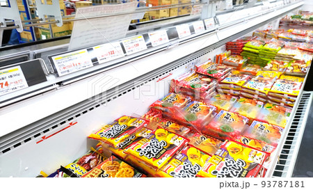 スーパーマーケットに陳列してある冷凍ケースの冷凍食品 スーパーマーケットに陳列してある冷凍ケースの冷凍食品 93787181