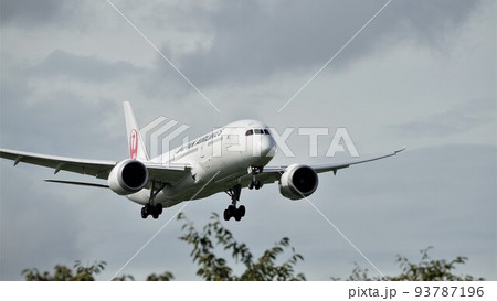 成田空港A滑走路に着陸態勢の日本航空のボーイングB787 93787196