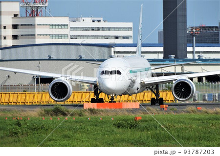 離陸に向け方向転換するジップエアB787 93787203