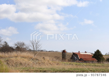 北海道　日高地方　牧場のある風景 93787346
