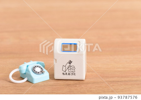玩具のゴミ箱とアナログ電話 玩具のゴミ箱とアナログ電話 93787576
