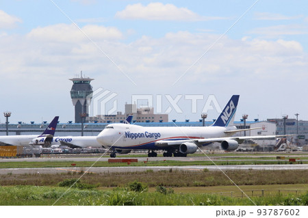 離陸を待つ飛行機 離陸を待つ飛行機 93787602