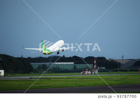 成田空港B滑走路から離陸する春秋航空日本A320 93787700