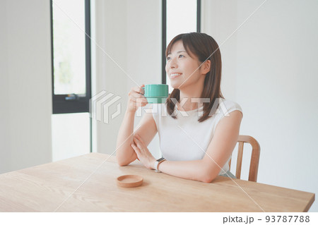 リビングでリラックスする若い女性 リビングでリラックスする若い女性 93787788