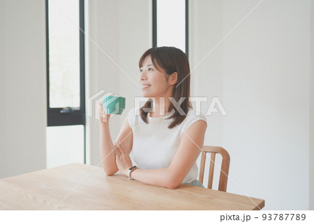 リビングでリラックスする若い女性 リビングでリラックスする若い女性 93787789