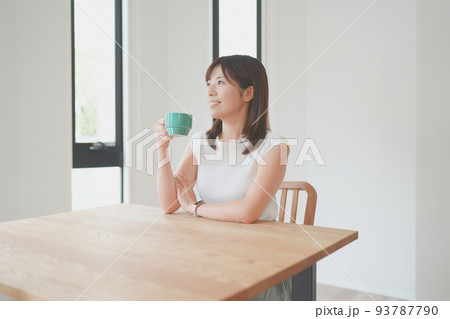 リビングでリラックスする若い女性 93787790