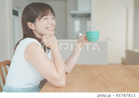 リビングでリラックスする若い女性 リビングでリラックスする若い女性 93787813