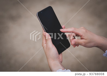 スマホを操作する女性の手元 93788008