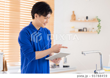 ハウスクリーニング キッチンの点検をする男性 ハウスクリーニング キッチンの点検をする男性 93788459