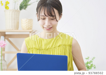 リビングでノートパソコンを使う女性 リビングでノートパソコンを使う女性 93788502