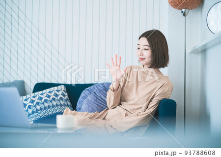 オンラインでコミュニケーションする女性  93788608