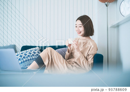 オンラインでコミュニケーションする女性  93788609