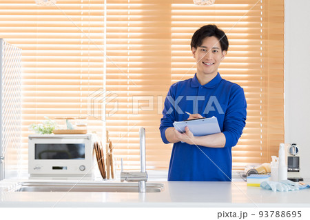 ハウスクリーニング キッチンの点検をする男性 ハウスクリーニング キッチンの点検をする男性 93788695